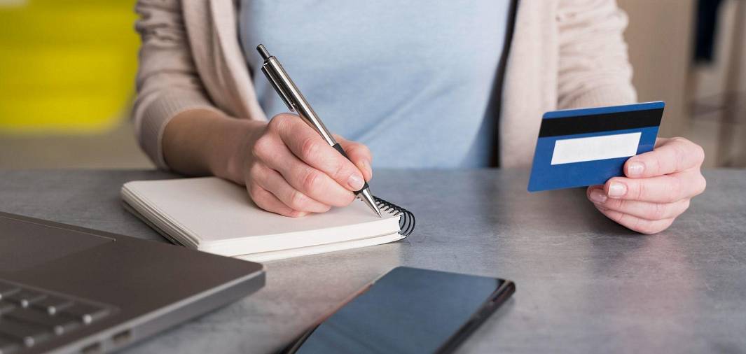 Как заработать на банковских дебетовых картах: заработок без вложений